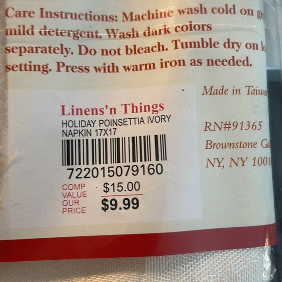 Holiday Poinsettia Napkins. 4 total napkins. - Picture 4 of 5